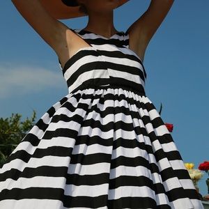 🌺Black & White Stripe Midi Summer Dress! 🌺